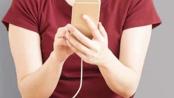Tê tay khi dùng điện thoại đang sạc: Hiện tượng bình thường hay nguy hiểm?