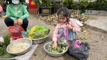 Bé gái 6 tuổi bán rau giữa chợ và phép màu từ lòng người