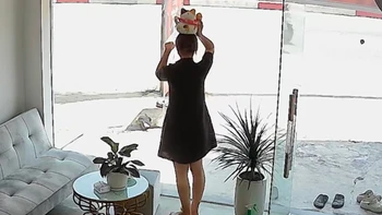 Nhân viên năng nổ ôm mèo thần tài ra trước cửa, đứng vẫy khách khi tiệm vắng