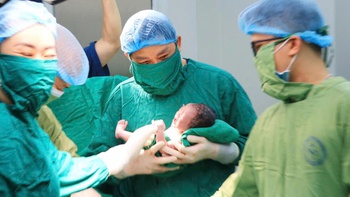 Sản phụ sinh con thành công ở tuổi 60