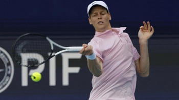 Jannik Sinner san bằng một kỷ lục của Novak Djokovic