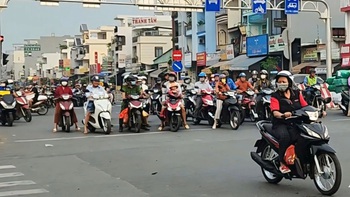 Chờ đèn đỏ 30 giây mà cứ nhích lên, bóp kèn inh ỏi, sao khó kiên nhẫn vậy?