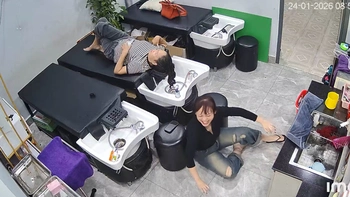 Chủ tiệm cười toe toét khi 'vồ ếch' ở trong nhà