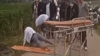 Thanh niên nằm im trên bờ đê làm người dân hốt hoảng gọi cấp cứu