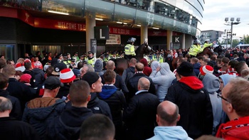 CĐV vào sân trái phép sẽ bị coi là tội phạm ở Anh và Xứ Wales