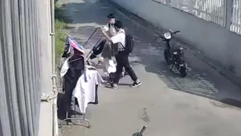 Ấm lòng cảnh hai nam sinh dựng xào phơi đồ bị đổ giúp nhà dân