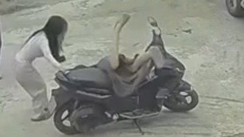 Cô gái ngã sấp mặt vì bận 'lo lắng' cho người bên cạnh