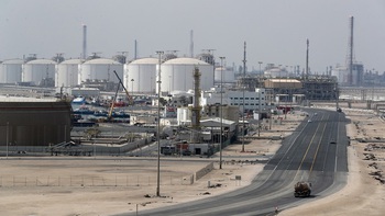 Đọc nhanh 24-3: Giá dầu rớt mạnh, chứng khoán Mỹ tăng hơn 630 điểm, hồi hộp VN-Index