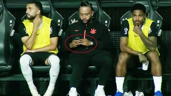 Rời sân vì đau, Depay gây bão với chiếc điện thoại