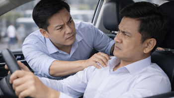 Khách dọa đánh, đập xe, tài xế có thể mời xuống xe, yêu cầu xử phạt và đòi bồi thường?