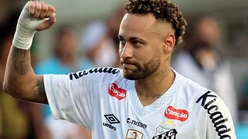 Neymar gây tranh cãi khi chơi đánh bài suốt 2 ngày