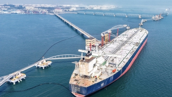 Giá dầu giảm mạnh, cú sốc nguồn cung vẫn còn đó