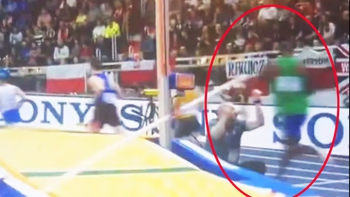 VĐV điền kinh 'đo đất' giữa đường chạy 1.000m vì sào rơi trúng người