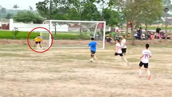 Thủ môn bỏ khung thành trống nhưng đối thủ vẫn không ghi được bàn