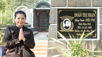 Tú Sương xúc động thăm mộ vợ chồng thi tướng Huỳnh Văn Nghệ