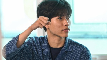 Giám đốc ĐH Bách khoa Hà Nội khen thưởng nam SV đập mái tôn cứu người trong đám cháy