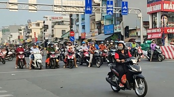 Đèn đỏ chưa kịp chuyển xanh mà cứ bấm còi inh ỏi như tra tấn, đi nhanh vài giây để làm gì?