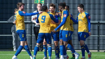 CLB bóng đá Anh chủ động xin xuống hạng vì… ‘nghèo’