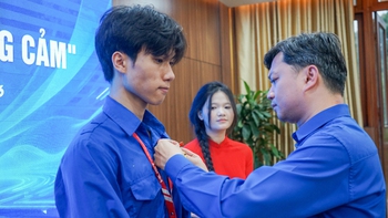 Trao huy hiệu Tuổi trẻ dũng cảm cho thanh niên cứu người trong vụ cháy nhà ở Hà Nội