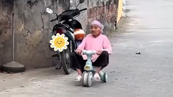 Cụ bà 88 tuổi đạp xe đồ chơi đi mua trầu cau