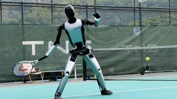 HLV cũ của Serena Williams bật cười xem robot chơi quần vợt