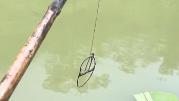 Thanh niên câu cá bằng bẫy kẹp chuột