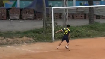 Đối diện khung thành trống, chàng trai vẫn không ghi được bàn