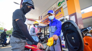 Chính phủ quyết định giảm một loạt thuế với xăng dầu, giá xăng giảm kỷ lục giữa đêm