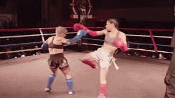 Nữ võ sĩ gây tranh cãi khi giả đò chạm găng, lén lút tung 2 cú đá hạ knock-out đối thủ