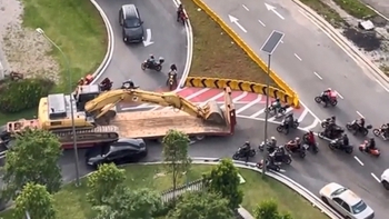 Chỉ một chiếc xe đỗ sai, hàng km đường tắc nghẽn