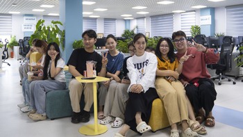 Sinh viên học viết bình luận và tham quan không gian làm việc mới tại báo Tuổi Trẻ