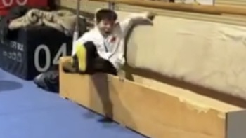 Nam sinh lộn santo nằm lọt thỏm vào ghế