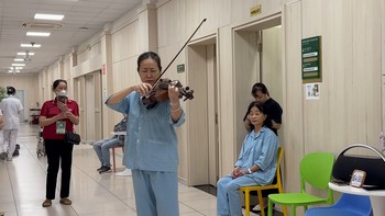 Nữ bệnh nhân chơi viola tri ân y bác sĩ ở Bệnh viện Bạch Mai