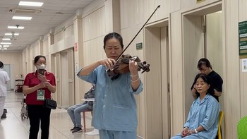 Nữ bệnh nhân chơi viola tri ân y bác sĩ ở Bệnh viện Bạch Mai