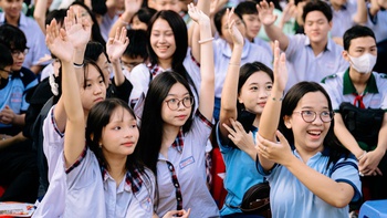 Học sinh TP.HCM 'trẩy hội' Tự tin vào lớp 10: Vừa hỏi tuyển sinh, vừa khám phá bản thân
