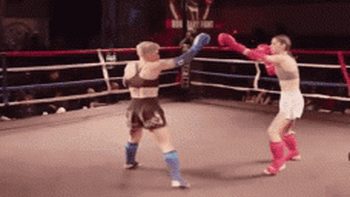 Làng Muay Thái dậy sóng vì nữ võ sĩ vừa chạm găng đã đá knock-out đối thủ