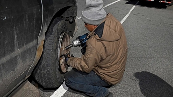 Thợ sửa xe ở Mỹ kiếm 58 triệu đồng mỗi đêm nhờ mở tiệm ngay cạnh ổ gà 'khủng'