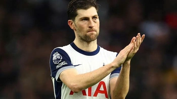 Fan Tottenham ‘sốc’ khi hậu vệ Ben Davies được cân nhắc làm HLV tạm quyền