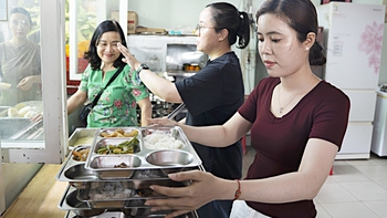 Ăn cơm miễn phí giữa vườn cây trong bệnh viện