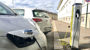 Trước khi mua xe điện nhập khẩu giá rẻ, hãy tự hỏi: 'Tôi sạc ở đâu?'