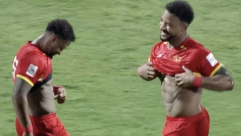 Bị chê tăng cân, Xuân Son vạch áo cho cả triệu người... đếm múi