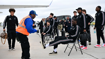 Tuyển Bỉ bị kiểm tra an ninh ngay trên đường băng sân bay Mỹ