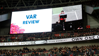 VAR ở Ngoại hạng Anh: 4 người xem thì 3 người muốn bỏ