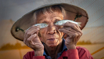 Ông lão 'mắt cá' nổi tiếng và cả làng làm 'mo đồ'