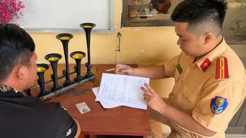 Bấm còi xe khi chờ đèn đỏ chỉ mang tính cảnh báo thôi, sao phải khó chịu?