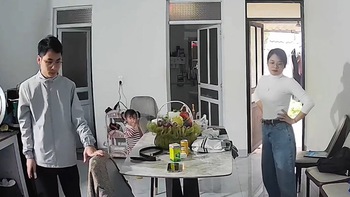 Vợ chồng giả vờ 'không nghe, không thấy' khi con trai cụng đầu vào gầm bàn