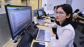 Cổ phiếu 'vua' dẫn sóng, VN-Index tăng trở lại 12 điểm