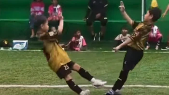 Màn ăn mừng bàn thắng siêu ngầu của hai cầu thủ nhí