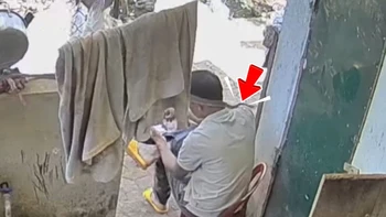 Ông chú mãi mê xem điện thoại rắn bò qua cổ cũng không hay biết