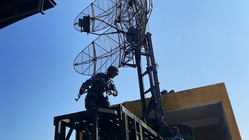 Bộ đội ra đa mở máy canh bầu trời Tổ quốc ở Quảng Ngãi